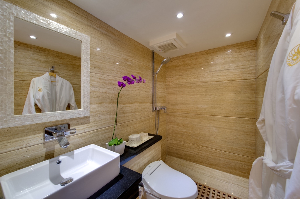 Expedition yacht SALILA -  Guest Ensuite 2.jpg