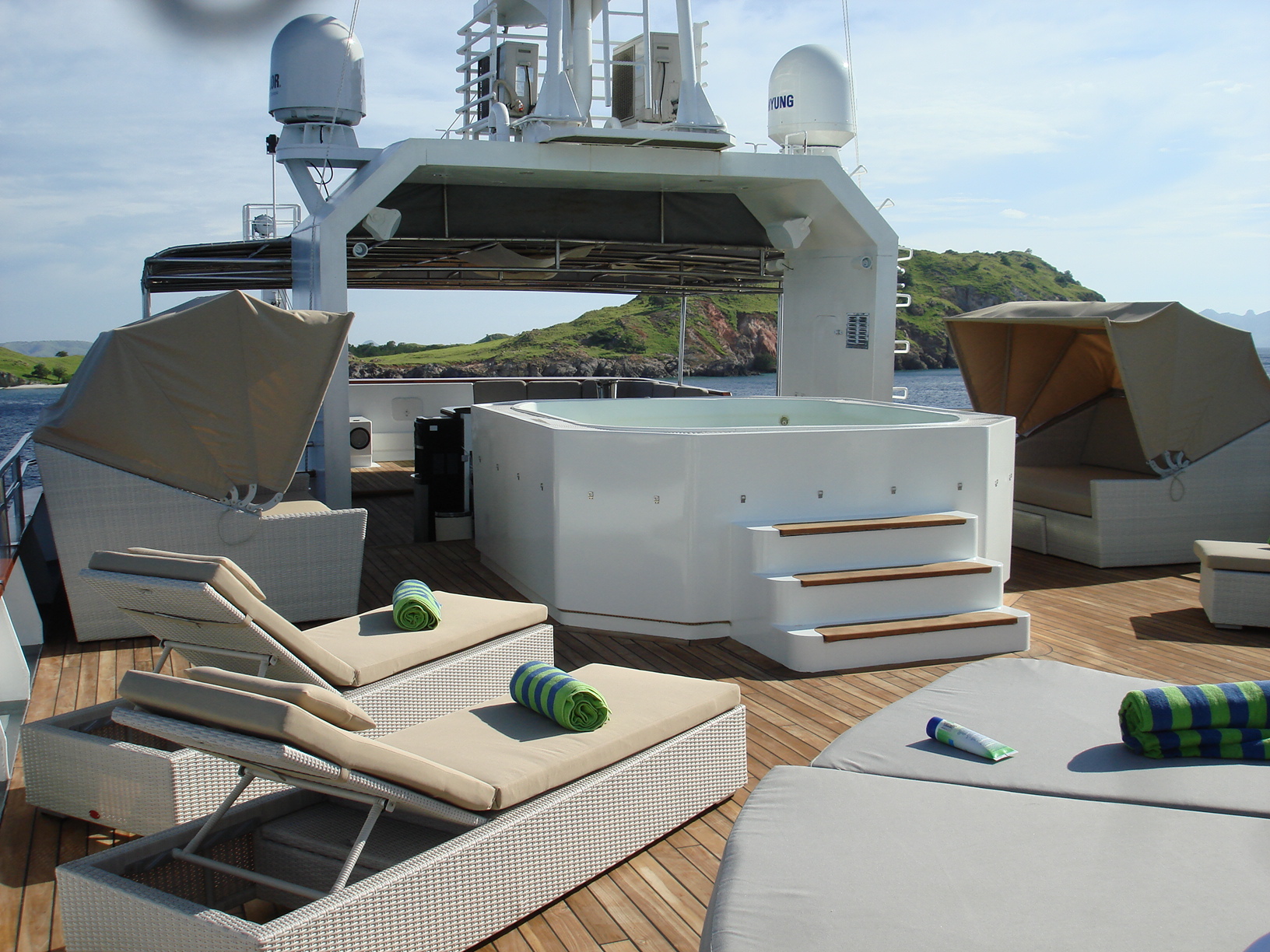 Expedition yacht SALILA -  Spa Pool on Sundeck.jpg
