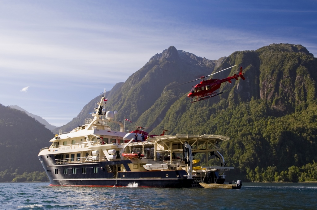 Explorer Yacht ATMOSPHERE -  Profile.jpg