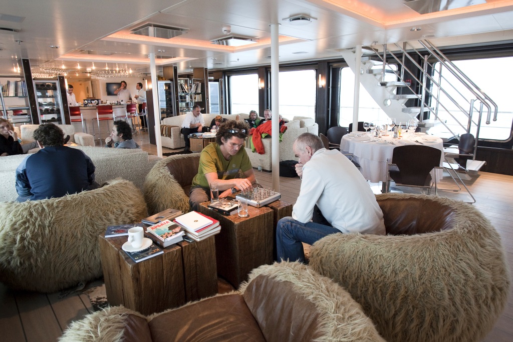 Explorer Yacht ATMOSPHERE -  Salon Relaxing.jpg