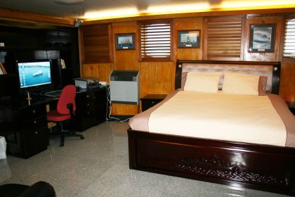 Explorer Yacht SARSEN - Owner Suite.JPG