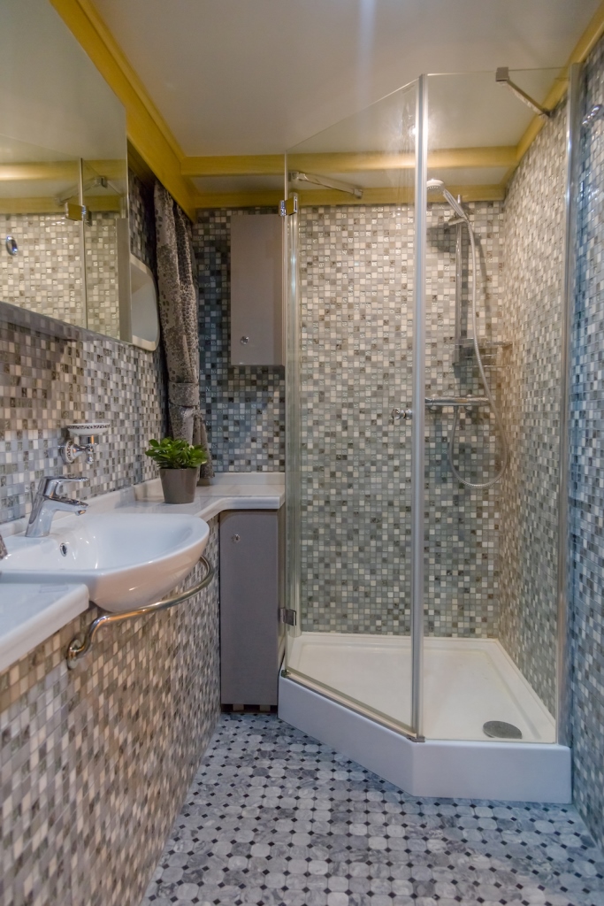 FANTOM - Master ensuite.jpg
