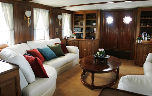 FLEURTJE -   Main Salon 2.jpg