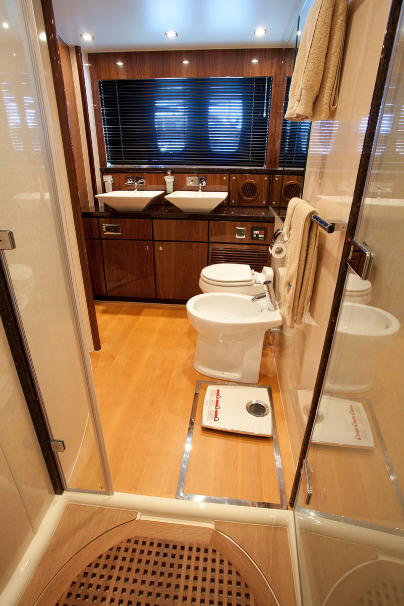 Failrline Squadron 78 XKE -  Bathroom.jpg