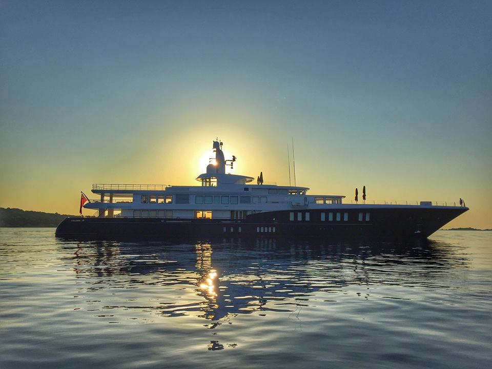 Feadship mega yacht AIR - Photo by @discoverjonno and Feadship Fanclub.jpg