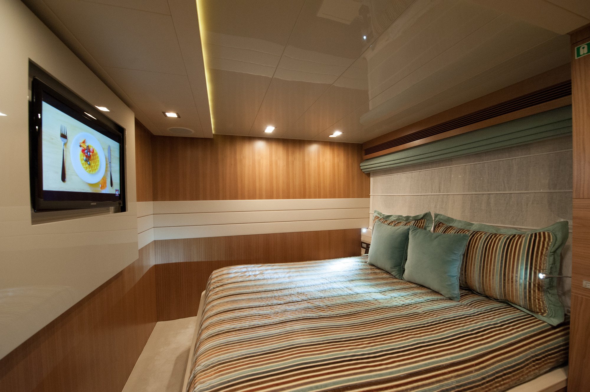 Ferretti AMORE MIO - Guest cabin 2.jpg