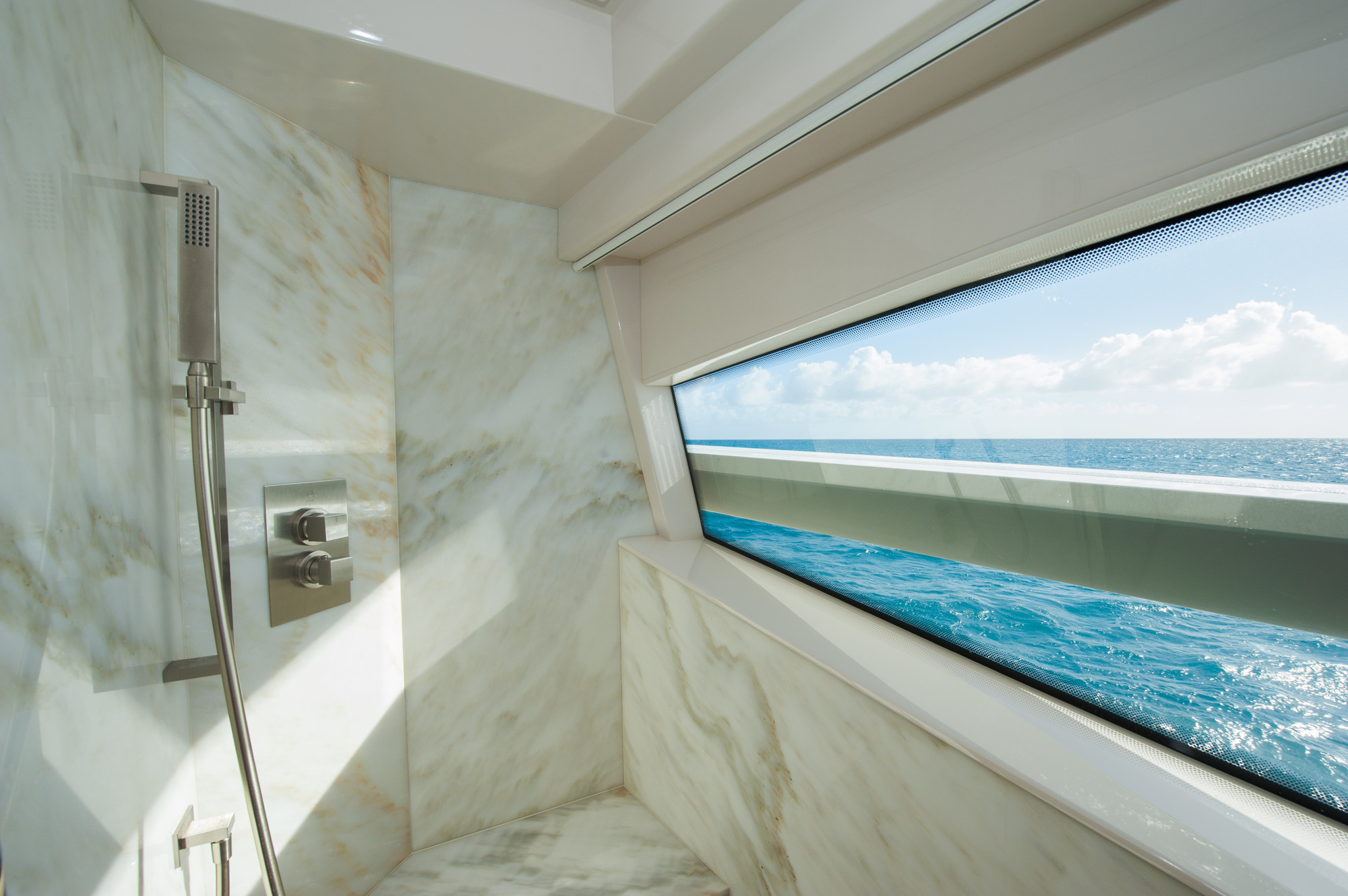 Ferretti AMORE MIO - Master shower.jpg