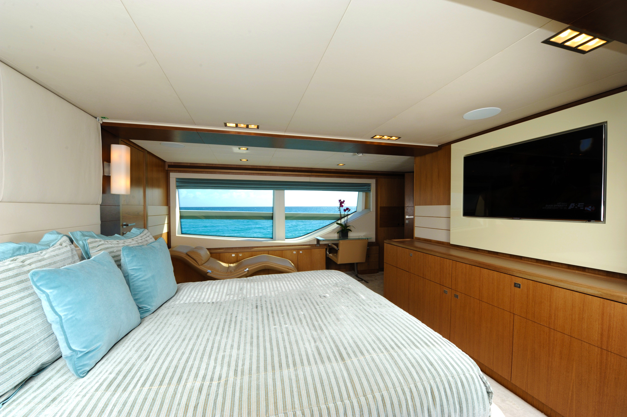 Ferretti AMORE MIO - Master stateroom.jpg