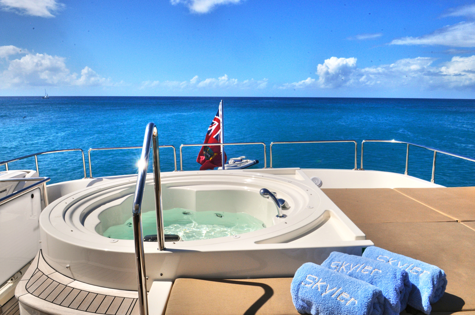 Ferretti AMORE MIO - Sundeck Jacuzzi.jpg