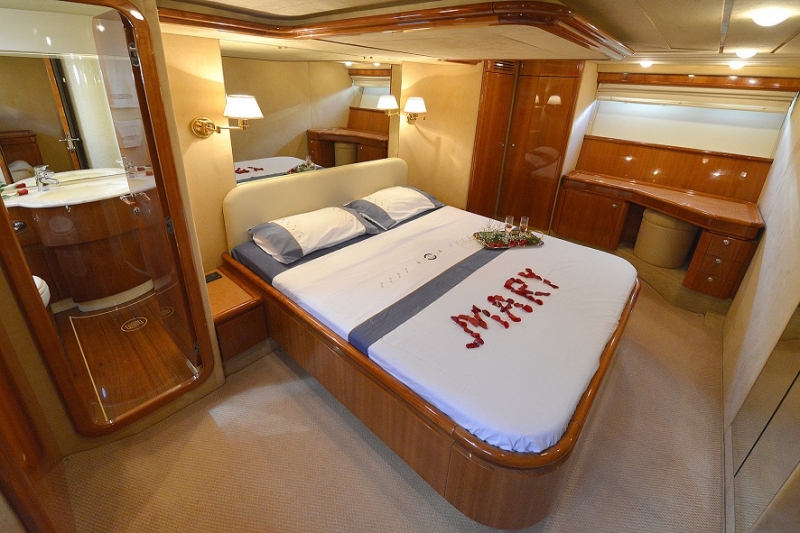 Ferretti Yacht MARY - 008.jpg