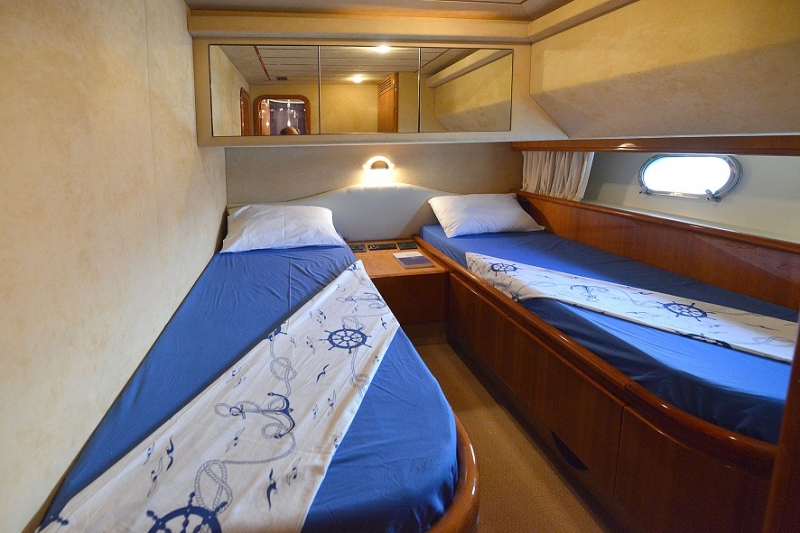 Ferretti Yacht MARY - 010.jpg