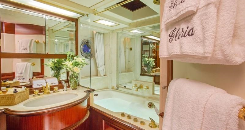 GLORIA Sailing yacht - Ensuite.jpg