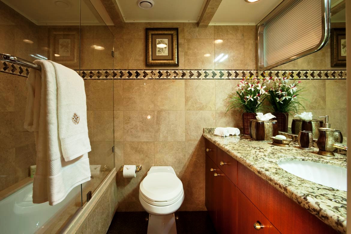 GOLDEN COMPASS -  Guest Stb Aft Bathroom.jpg