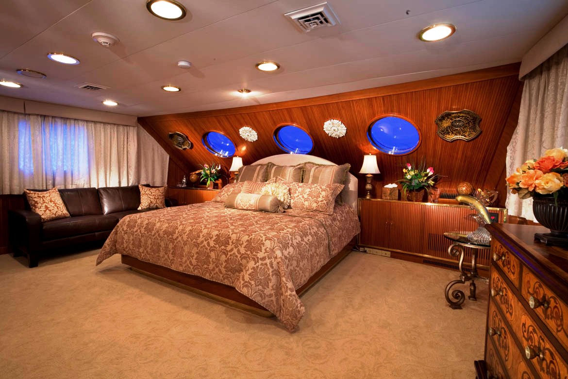 GOLDEN COMPASS -  On deck VIP.jpg