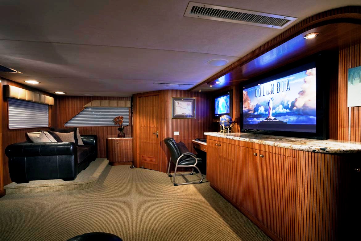 GOLDEN COMPASS -  Skylounge.jpg