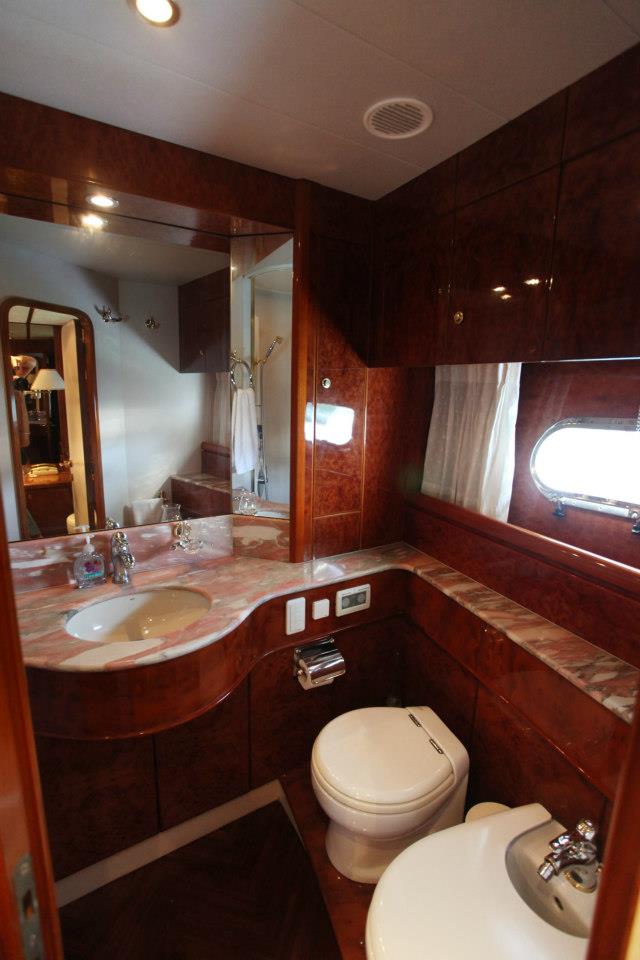 GOLDFINGER En suite.jpg