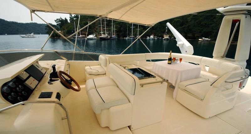 GRACE - Flybridge.jpg