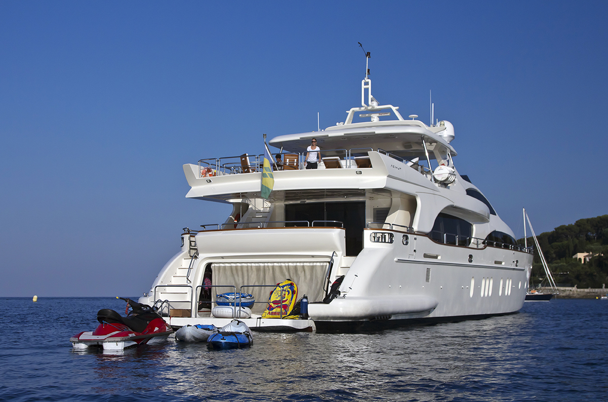 GRANDE - Stern with water toys.jpg