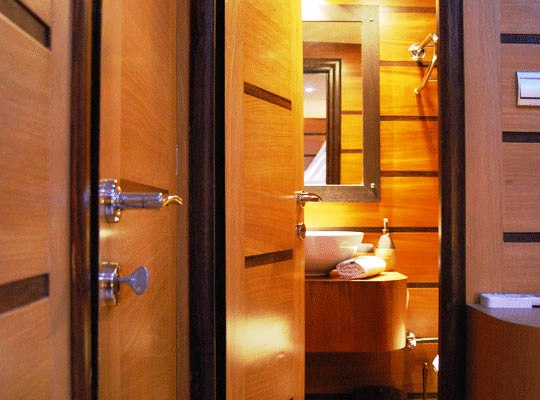 Gulet Albatros F Bathroom.jpg