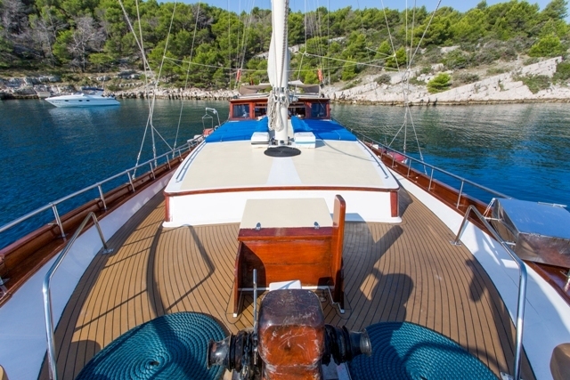 Gulet BONAVENTURA - Foredeck view aft.jpg