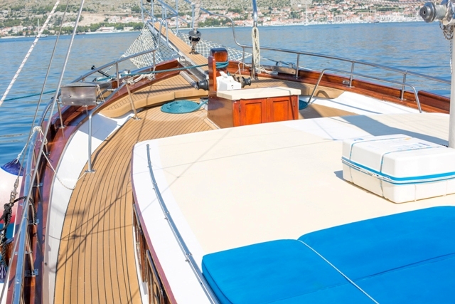 Gulet BONAVENTURA - Foredeck.jpg
