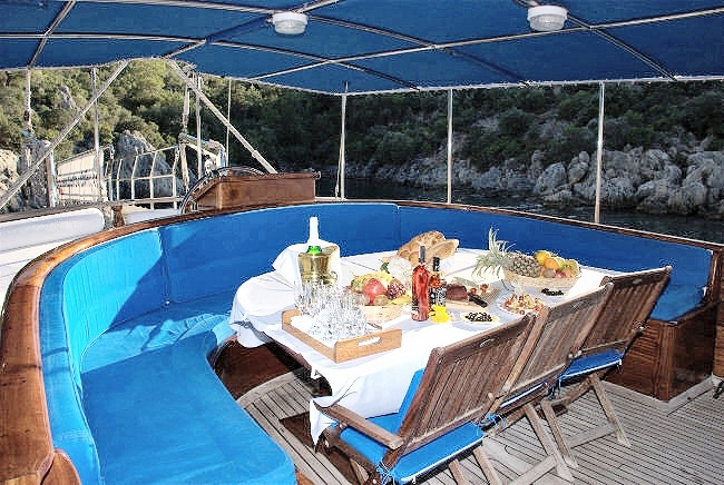 Gulet Duramaz Dining.jpg