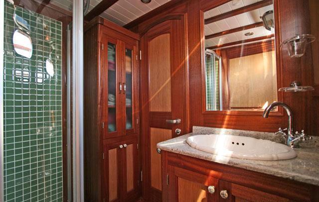 Gulet HAYAL 62 -  Guest Bathroom.jpg