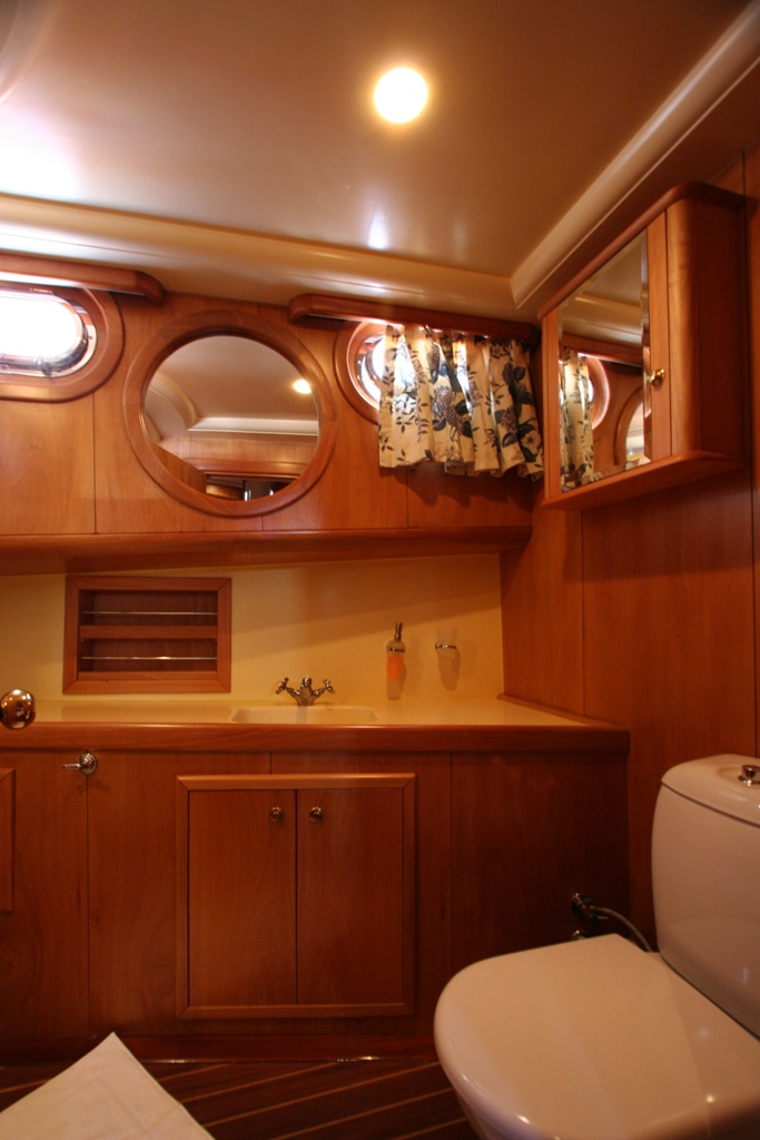 Gulet SCHATZ  -  Guest Ensuite.jpg