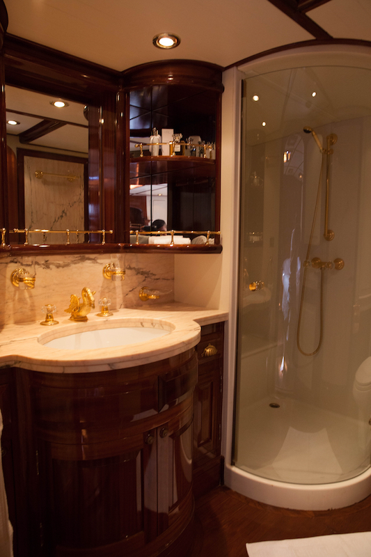 HELIYACHTS 115 - Ensuite 2.jpg