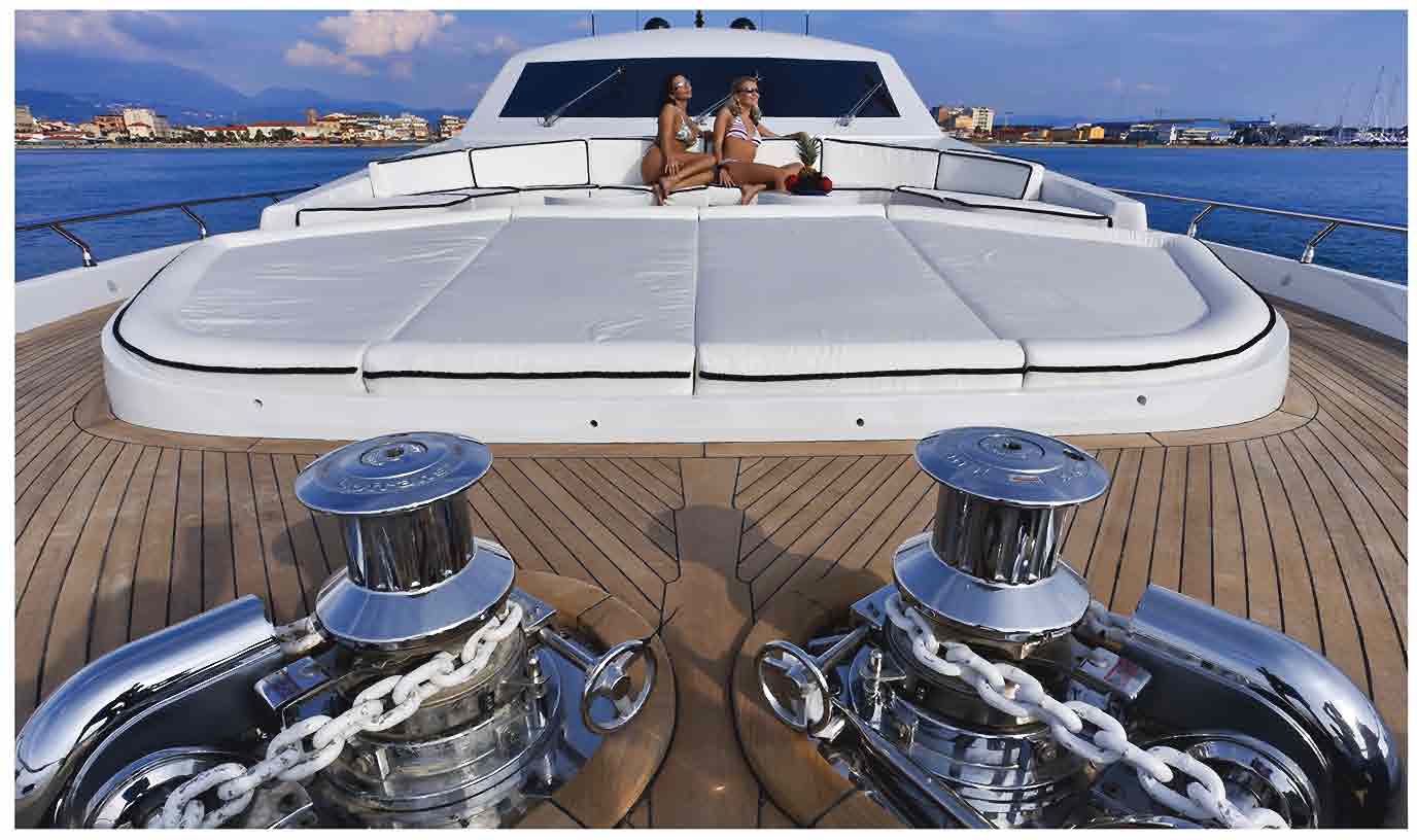 JaJaRo - Foredeck and sunpads.jpg
