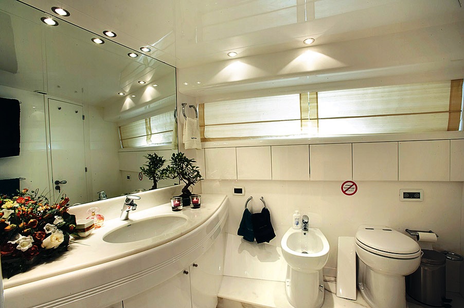 Jackie One -  bathroom.jpg
