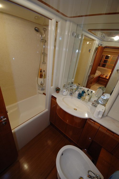 KENTAVROS II  -  bathroom.jpg