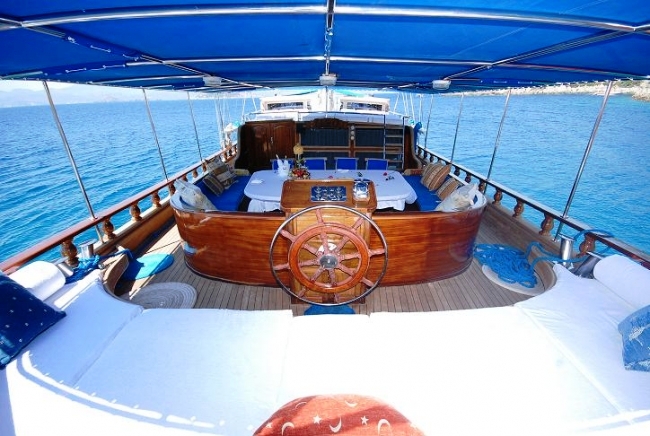 Kayhan 10 Deck lounge.jpg