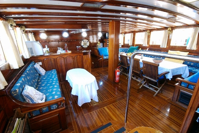 Kayhan 11  Main Salon.jpg