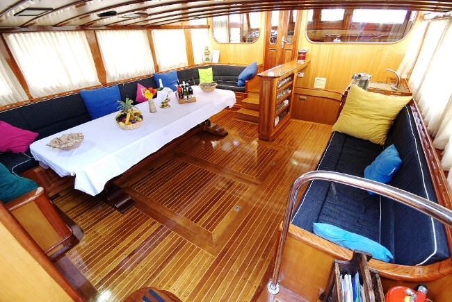 Kayhan 5 Main Saloon 2.jpg