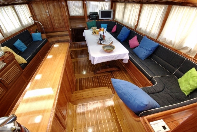 Kayhan 5 Main Saloon.jpg