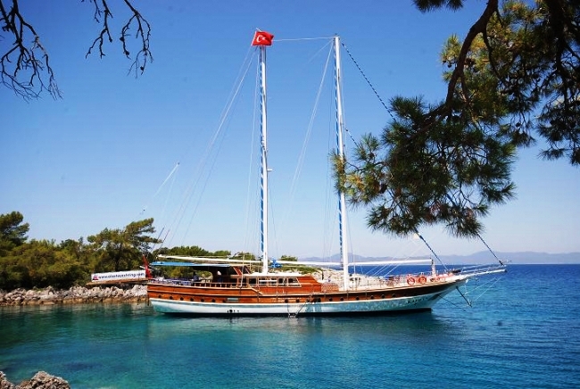 Kayhan 8 At Anchor.jpg