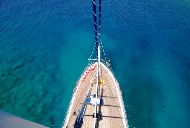Kayhan 8 Foredeck.jpg