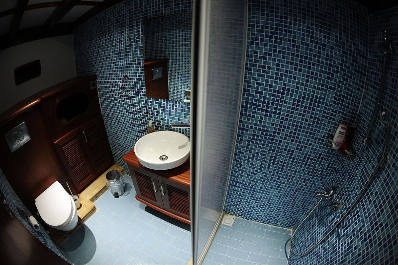 LA FINALE  - Guest ensuite.jpg