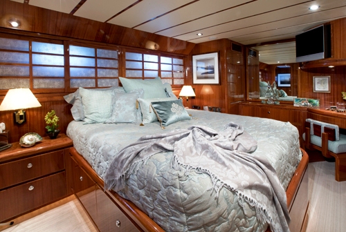 LADY DI -  Queen Cabin.jpg
