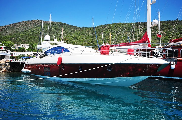 LADY IN RED Azimut 68S.jpg
