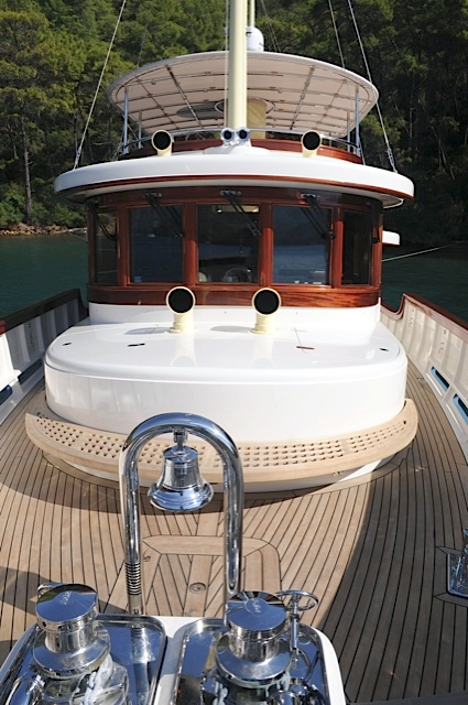 LARIMAR -  Foredeck.jpg