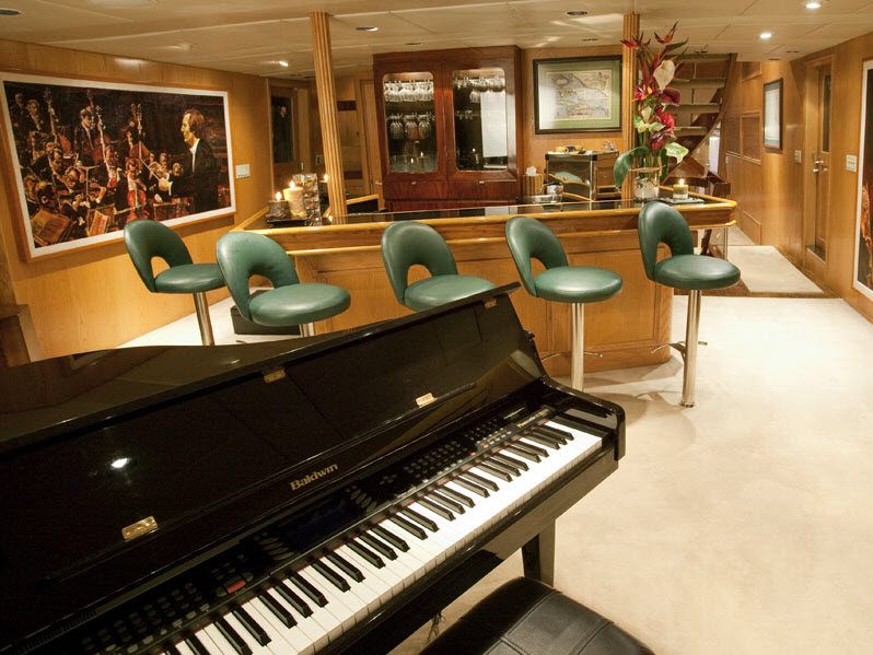 LE MONTRACHET -  Bar and Piano.jpg