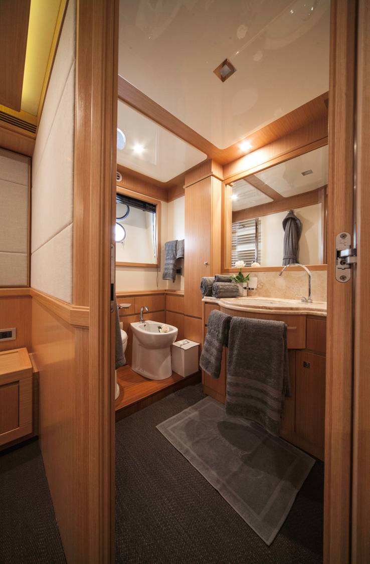 LE PETIT BATEAU -  Double cabin Ensuite.jpg