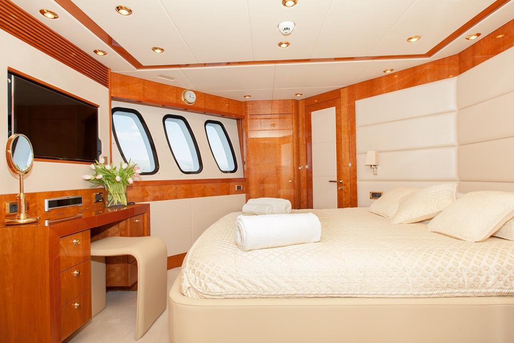 LIDIA III - VIP cabin.jpg