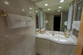LOOSE ENDS Guest Ensuite.JPG