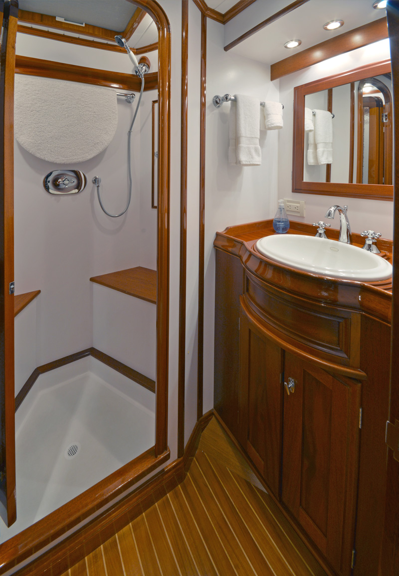 LYMAN MORSE Yacht EXCELLENCE -  Guest Ensuite 2.jpg