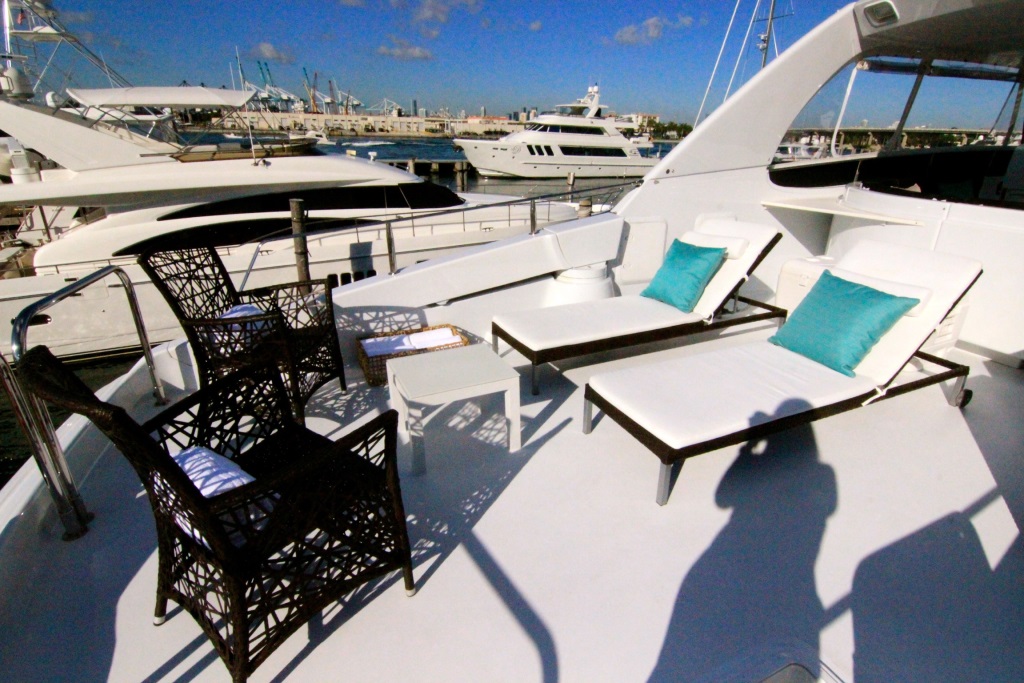 Lazzara 76 PLAN B - Fly bridge deck.jpg