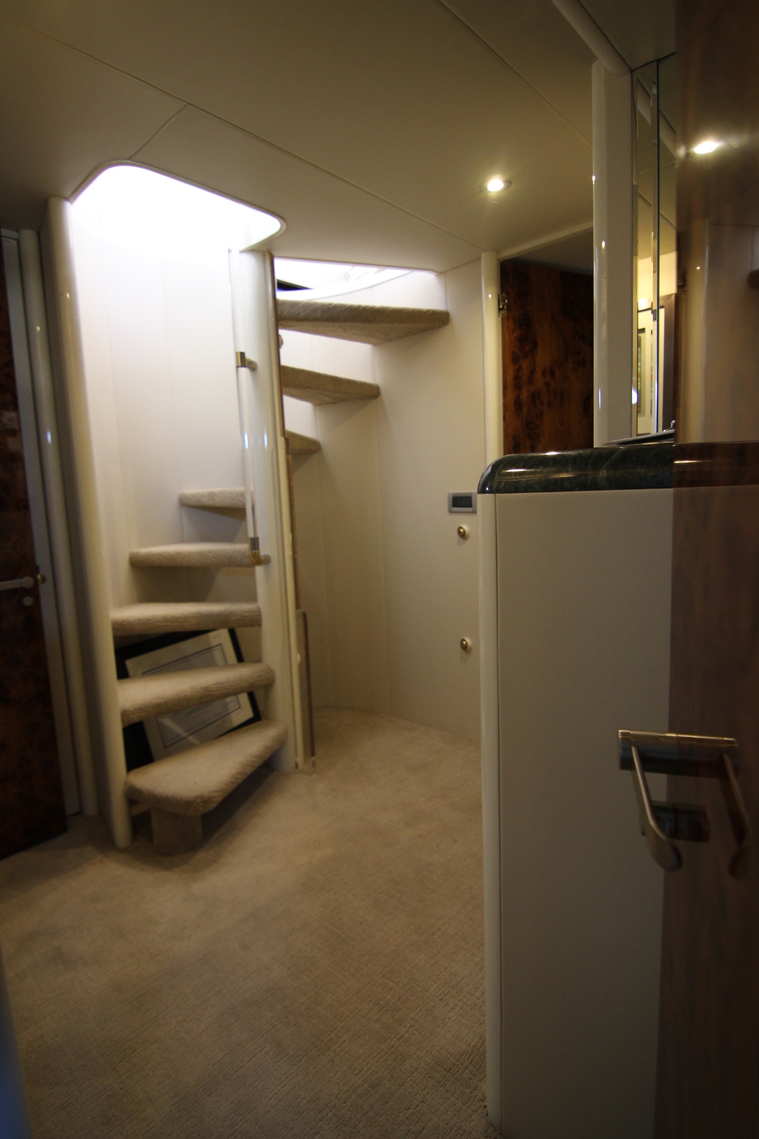 Lazzara 76 PLAN B - Foyer.jpg