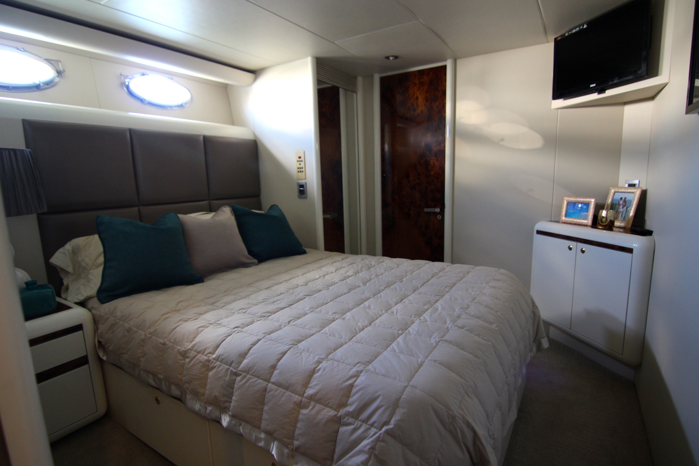 Lazzara 76 PLAN B - Stateroom Queen.jpg